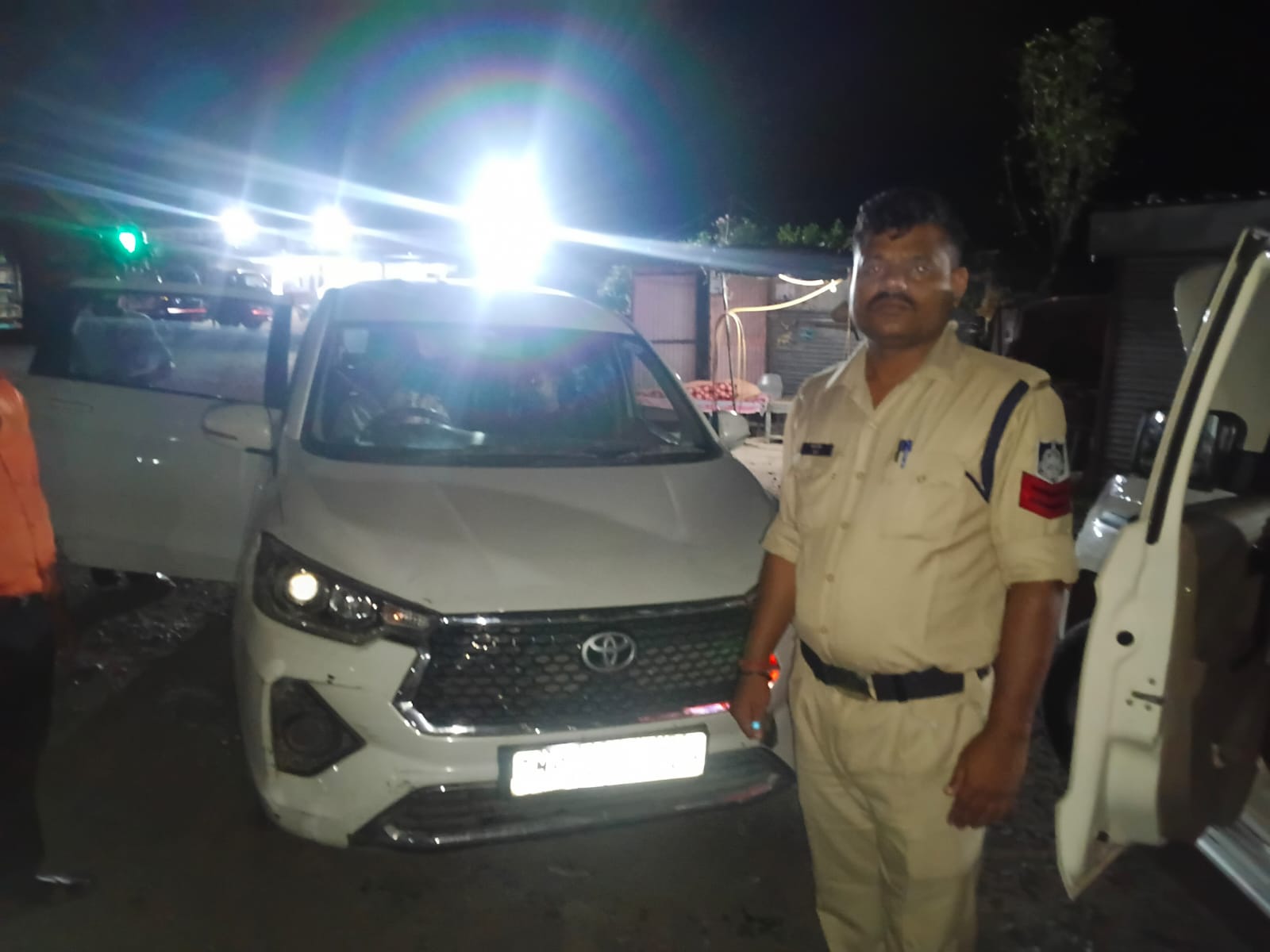 सागर के थाना महराजपुर क्षेत्र अंतर्गत रात्रि के समय से जबलपुर से मथुरा जा रहे कॉलर की कार हुई खराब, डायल-112 जवानों ने देर रात सहायता कर गंतव्य के लिए रवाना किया।